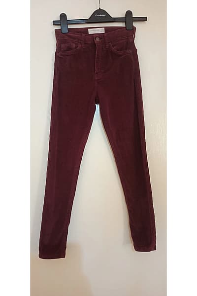 Topshop Oxblood Jamie Corduroy Skinny Ankle Grazer Jeans by Topshop — pre-loved on Thrifted.mt