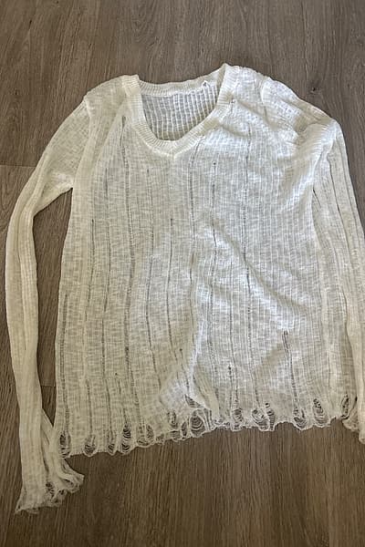 White distressed lightweight long sleeve — pre-loved on Thrifted.mt