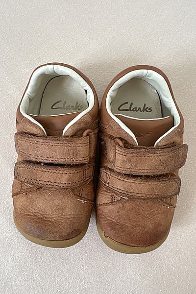 Clarks brown leather baby shoes by Clarks — pre-loved on Thrifted.mt