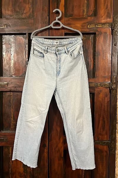 Light wash cropped denim jeans by 157 — pre-loved on Thrifted.mt