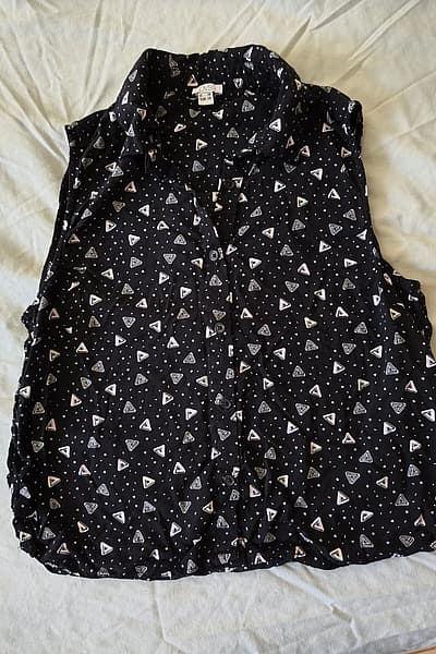 Black Geometric Print Sleeveless Shirt Crop by OVS — pre-loved on Thrifted.mt