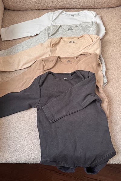Set of 5 long-sleeves bodysuits/vests - neutral colors - 6/9 months by Next — pre-loved on Thrifted.mt