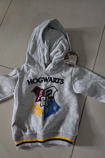 Sudadera con capucha de Harry Potter y Hogwarts para niños pequeños by Primark — pre-loved on Thrifted.mt
