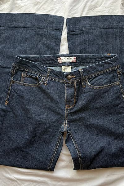 Vaqueros Fragile Y2K by Fragile — pre-loved on Thrifted.mt