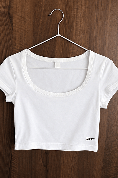 Crop top Reebook — pre-loved on Thrifted.mt