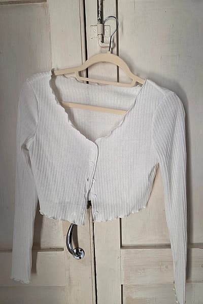 White ribbed button-down top by Temu — pre-loved on Thrifted.mt