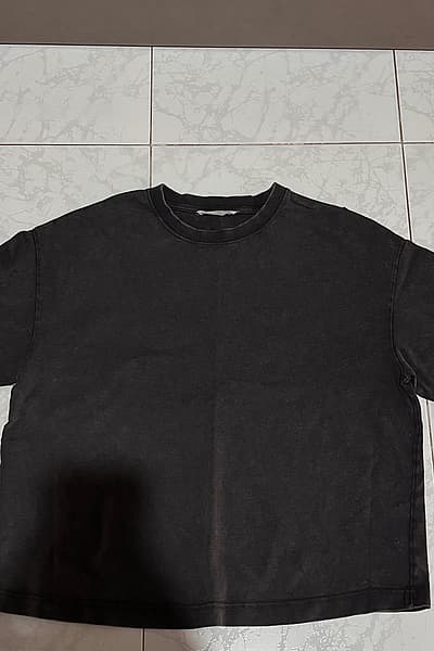 Black crew neck boxy tee by Mango — pre-loved on Thrifted.mt