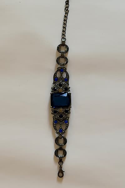 Vintage style blue stone bracelet — pre-loved on Thrifted.mt