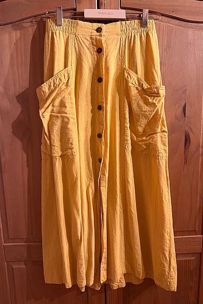 Urban Outfitters yellow buttoned skirt by Urban Outfitters — pre-loved on Thrifted.mt