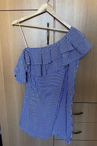 Boohoo off shoulder dress — pre-loved on Thrifted.mt
