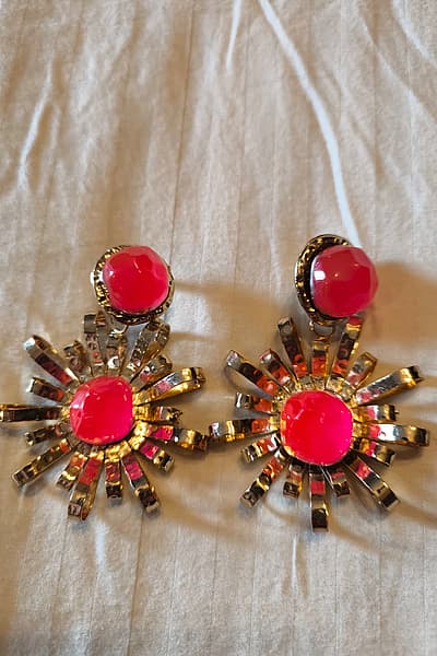 Gold-tone starburst pink earrings — pre-loved on Thrifted.mt