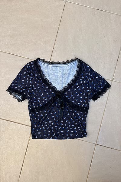 Flowery Top — pre-loved on Thrifted.mt