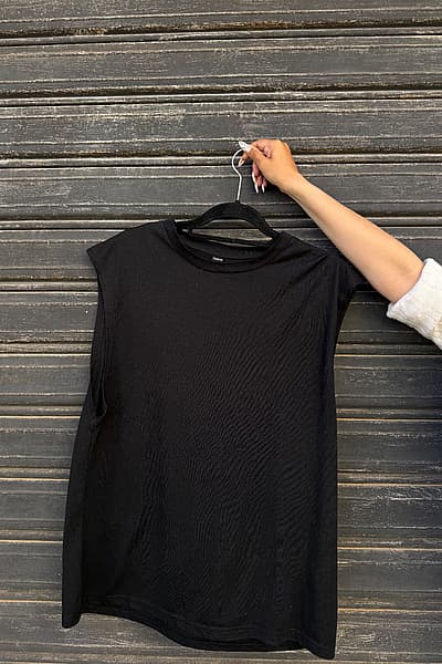 Black sleeveless cotton tank top by SHEIN — pre-loved on Thrifted.mt