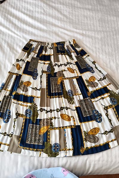 Pleated midi chain print skirt — pre-loved on Thrifted.mt