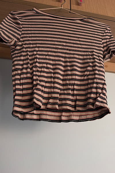 Ribbed striped short-sleeve top by H&M — pre-loved on Thrifted.mt