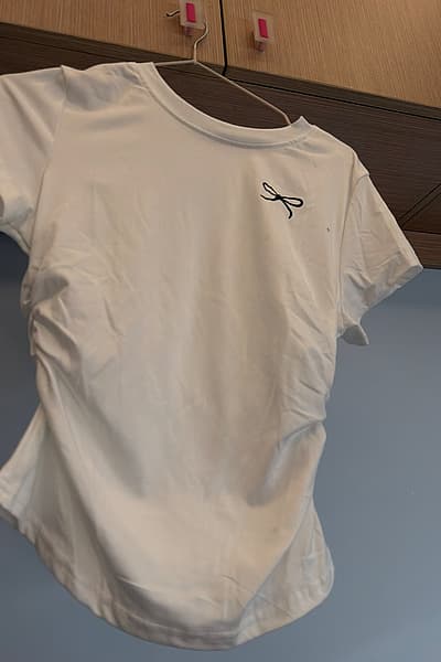 White bow detail t-shirt — pre-loved on Thrifted.mt