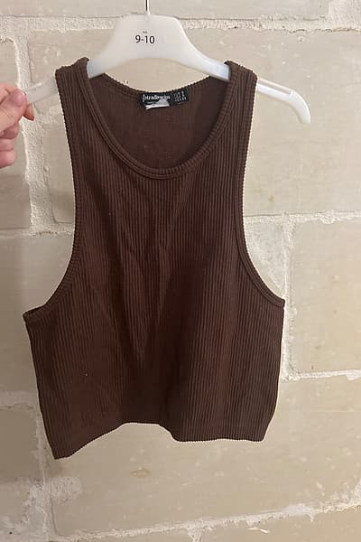 Brown ribbed tank top by Stradivarius — pre-loved on Thrifted.mt