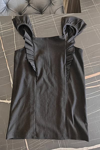 Black ribbed frill strap top — pre-loved on Thrifted.mt