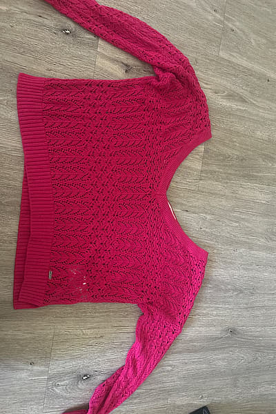 Hollister Bright Pink Knit Sweater by Hollister — pre-loved on Thrifted.mt