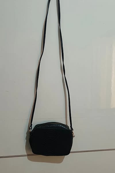 Black Croc-Effect Crossbody Bag — pre-loved on Thrifted.mt