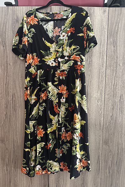 Floral Print V-Neck Midi Dress by Red — pre-loved on Thrifted.mt