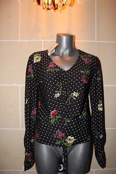 Polkadot Floral Top by Inside — pre-loved on Thrifted.mt