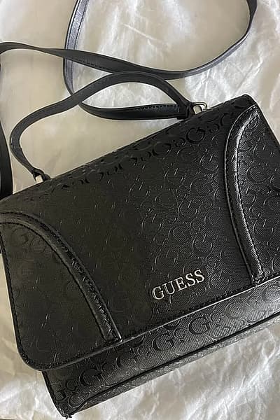Black Guess handbag comes with dust bag by GUESS — pre-loved on Thrifted.mt
