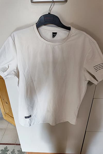 White top — pre-loved on Thrifted.mt