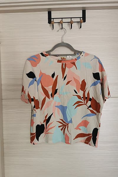 Vibrant Abstract Print Cotton Top — pre-loved on Thrifted.mt