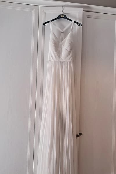 Morgan White Pleated Maxi Dress by Morgan — pre-loved on Thrifted.mt