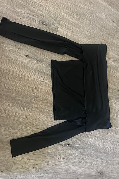 Black long sleeve crop top — pre-loved on Thrifted.mt