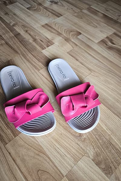 Pink Slides — pre-loved on Thrifted.mt