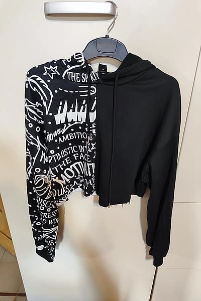 Black jumper — pre-loved on Thrifted.mt
