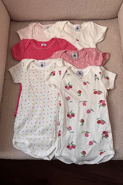 Set of 6 short-sleeves bodysuits/vests - 9/12 months by Petit Bateau — pre-loved on Thrifted.mt