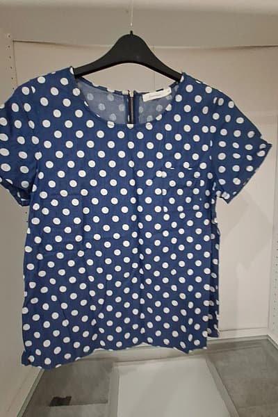Blue polka dot zip top by Lamorena — pre-loved on Thrifted.mt