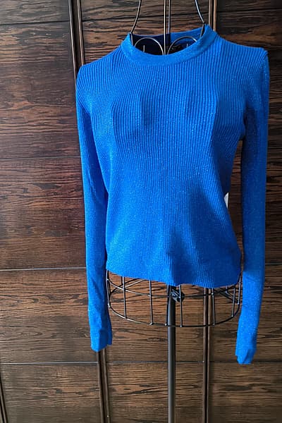 Sparkly blue ribbed sweater — pre-loved on Thrifted.mt