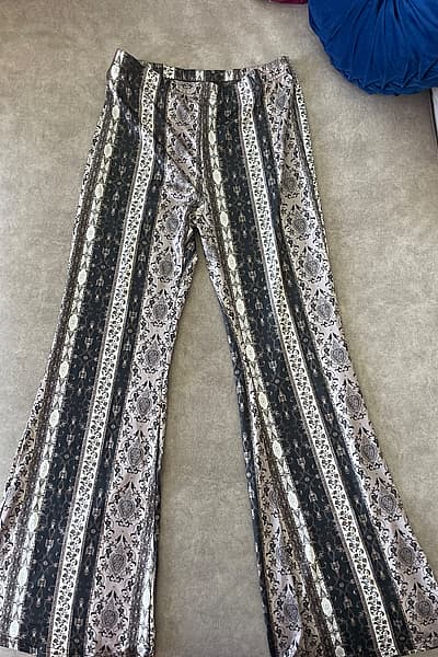 Patterned vintage-style flared trousers — pre-loved on Thrifted.mt