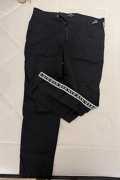 Pantalones negros de Charles & Ron by Charles & Ron — pre-loved on Thrifted.mt