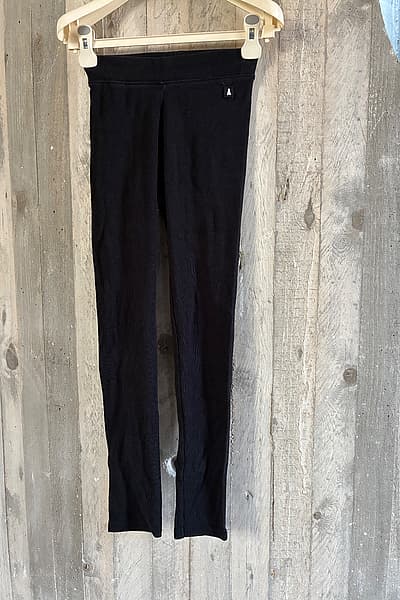 Black ribbed cotton leggings by Zara — pre-loved on Thrifted.mt