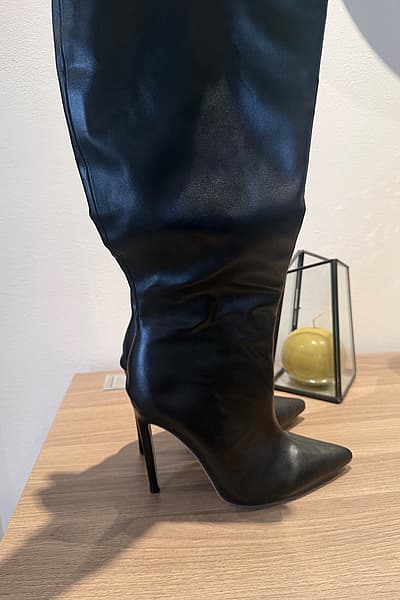 Botas de piel negras, talla 39 EU — pre-loved on Thrifted.mt