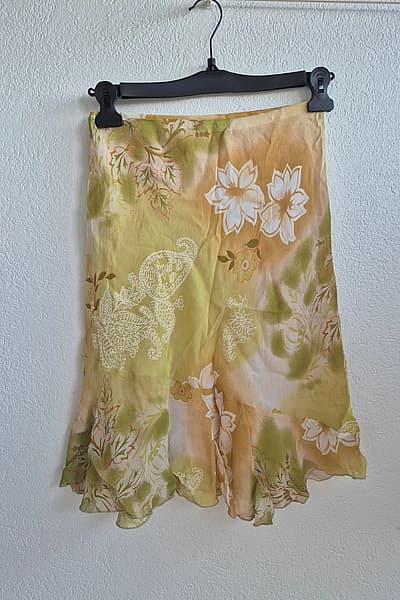 Kandinskij floral midi skirt by Kandinskij — pre-loved on Thrifted.mt