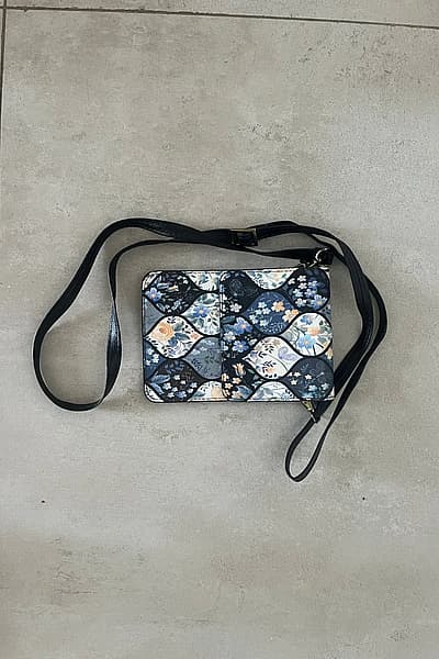 Floral pattern crossbody bag — pre-loved on Thrifted.mt