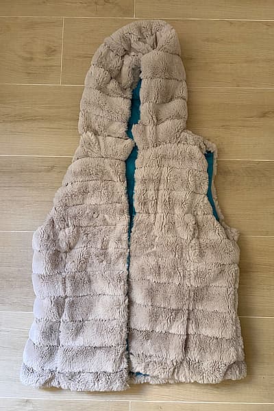 Reversible faux-fur hooded gilet — pre-loved on Thrifted.mt
