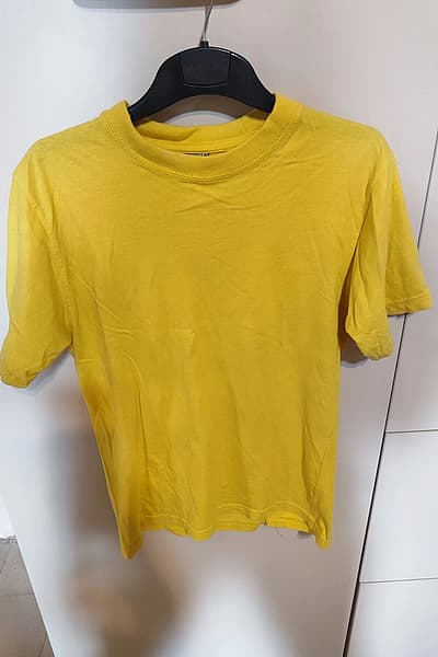 Yellow T shirt — pre-loved on Thrifted.mt