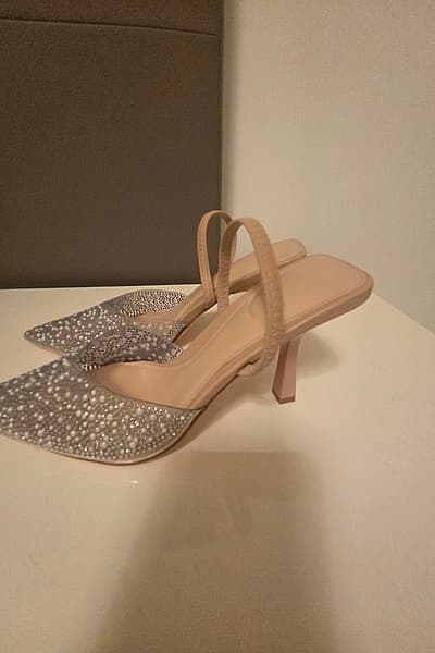Bejewelled pearl slingback heels by boohoo — pre-loved on Thrifted.mt