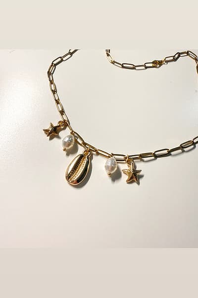 HANDMADE Gold Shell and Pearl Charm Necklace — pre-loved on Thrifted.mt