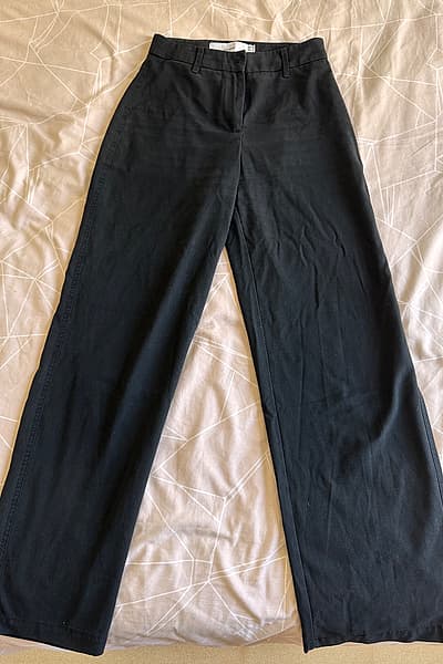 Black Bershka tailored trousers by Bershka — pre-loved on Thrifted.mt