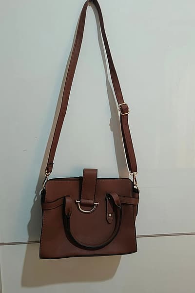 Classic brown structured shoulder bag — pre-loved on Thrifted.mt