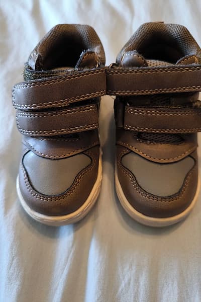 Toddler velcro high-top trainers by Vty — pre-loved on Thrifted.mt