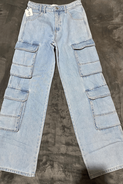 Stradivarius Light wash wide cargo jeans by Stradivarius — pre-loved on Thrifted.mt